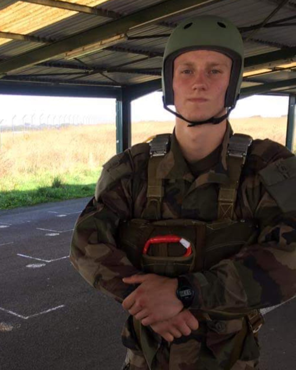 Sébastien Caron parachutiste, en tenue de saut