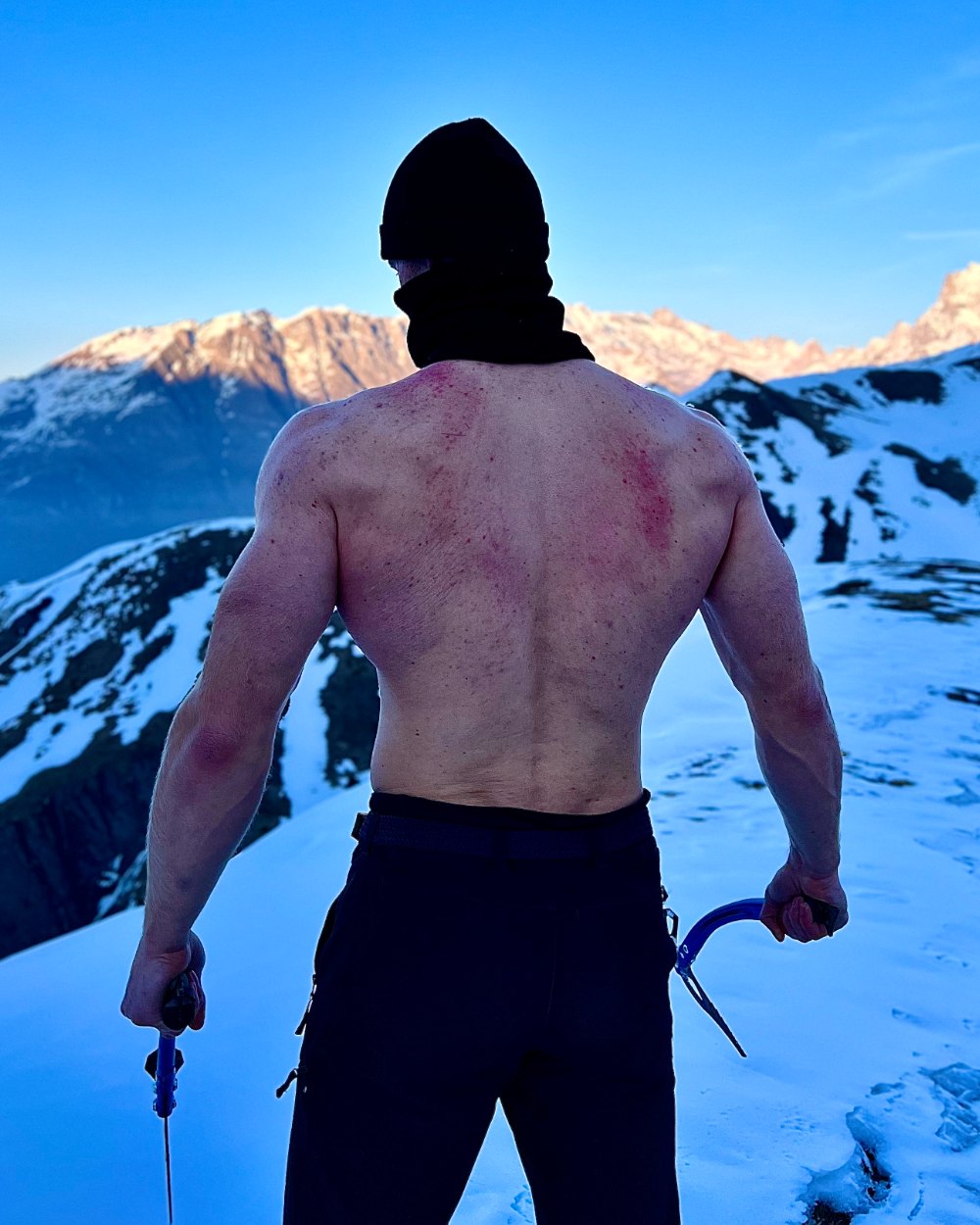 Sébastien Caron en montagne, les marques du sac lourd dans le dos