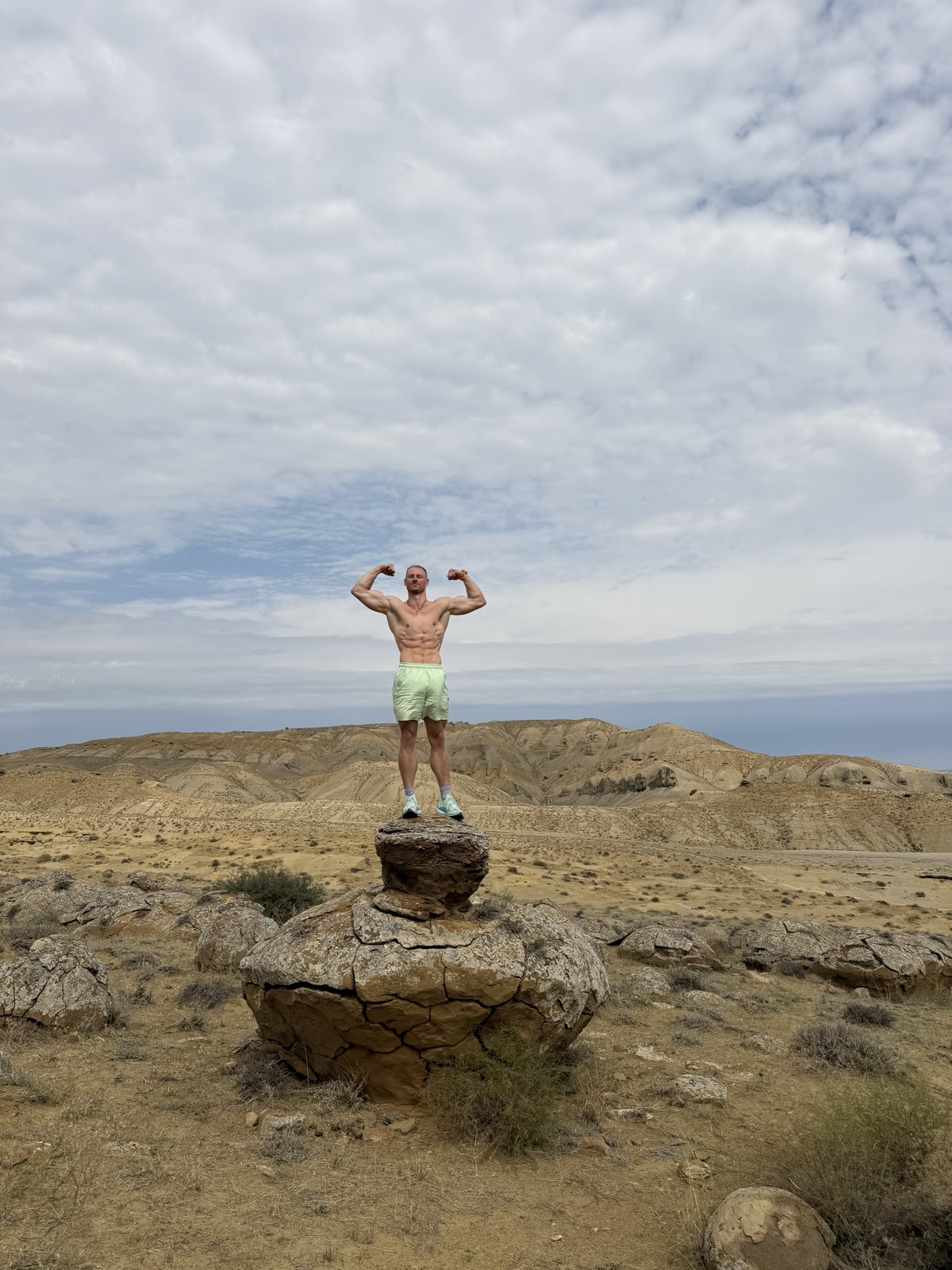 Sébastien Caron, torse nu, double biceps, physique sec et massif dans le désert du Kazakhstan